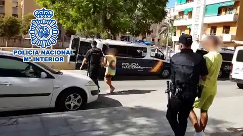 La policía nacional conduce a los detenidos La policía nacional conduce a los detenidos