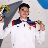 Alberto Ginés posando con la medalla de oro en Tokio 2020 Alberto Ginés posando con la medalla de oro en Tokio 2020