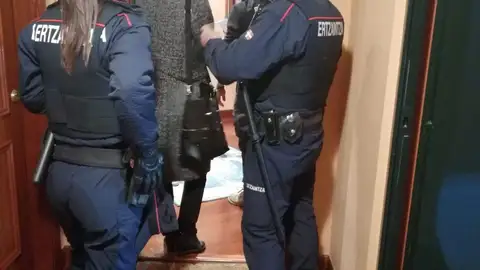 Tres detenidos en Euskadi en una macro operación policial anti droga Tres detenidos en Euskadi en una macro operación policial anti droga