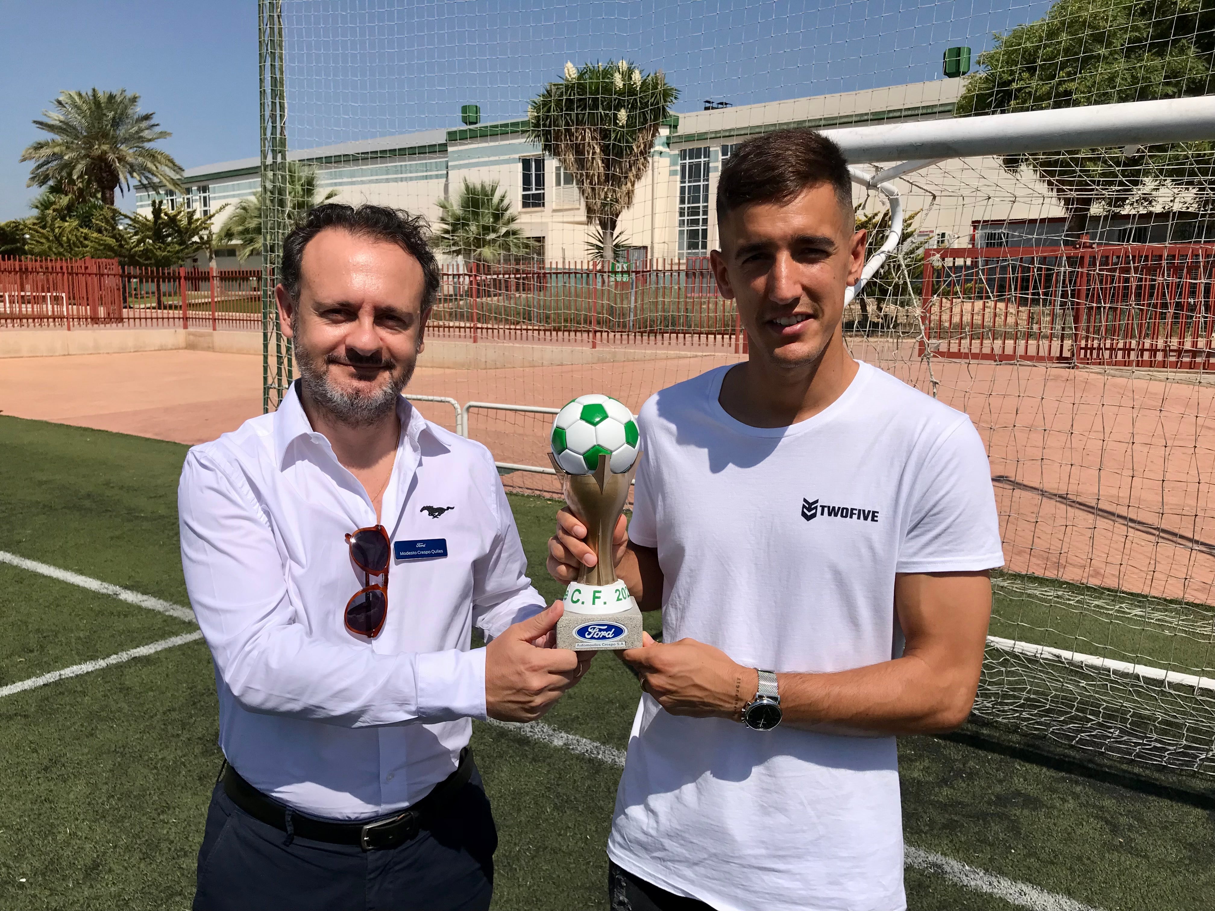 Edgar Badia recoge el premio al 'Motor del Equipo' de Automóviles Crespo Edgar Badia recoge el premio al 'Motor del Equipo' de Automóviles Crespo