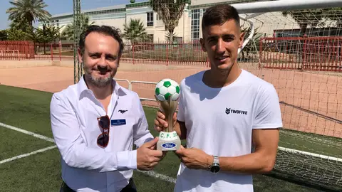 Edgar Badia recoge el premio al 'Motor del Equipo' de Automóviles Crespo, de manos de su gerente Modesto Crespo. ELCHE CF