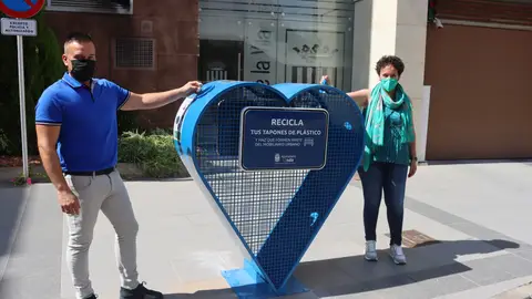 Onda recicla tapones para convertirlos en mobiliario urbano La alcaldesa de Onda, Carmina Ballester.
