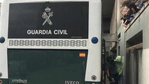 Uno de los detenidos sube al autobús que lo devuelve a la cárcel de Teixieiro