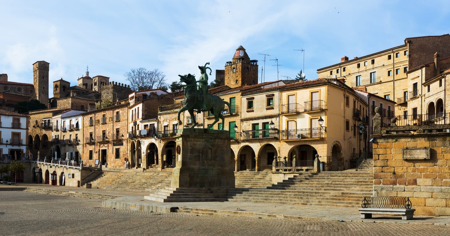 España y Portugal reúnen sus gobiernos en Trujillo para firmar nueve acuerdos basados en la movilidad sostenible España y Portugal reúnen sus gobiernos en Trujillo para firmar nueve acuerdos basados en la movilidad sostenible