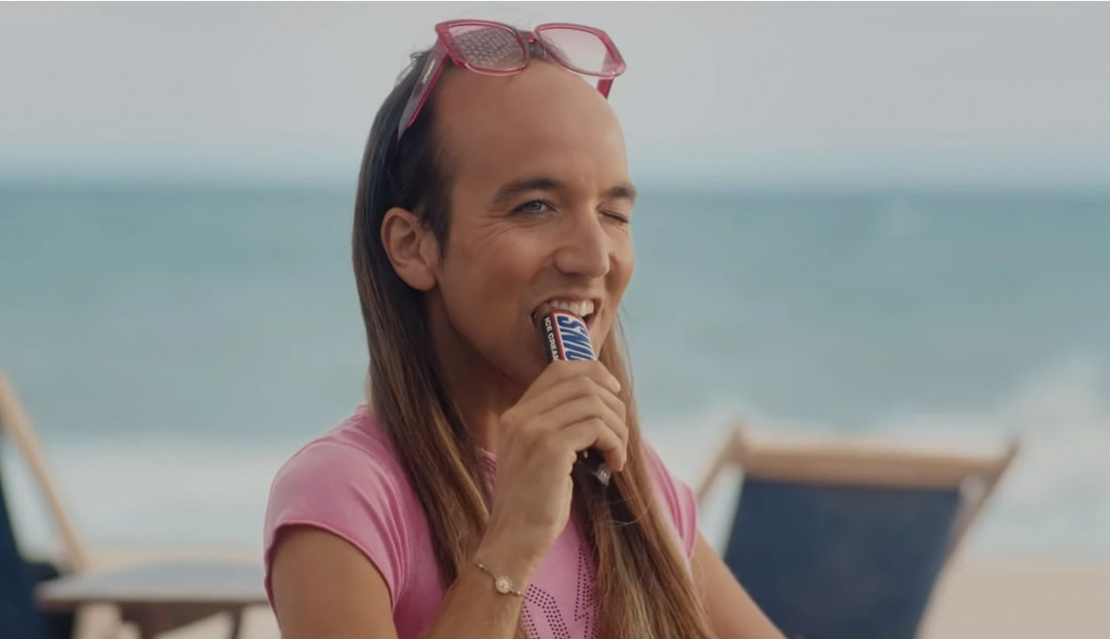 El último anuncio de Snickers recibe una oleada de críticas por "homofobia" y "plumofobia" El último anuncio de Snickers recibe una oleada de críticas por "homofobia" y "plumofobia"