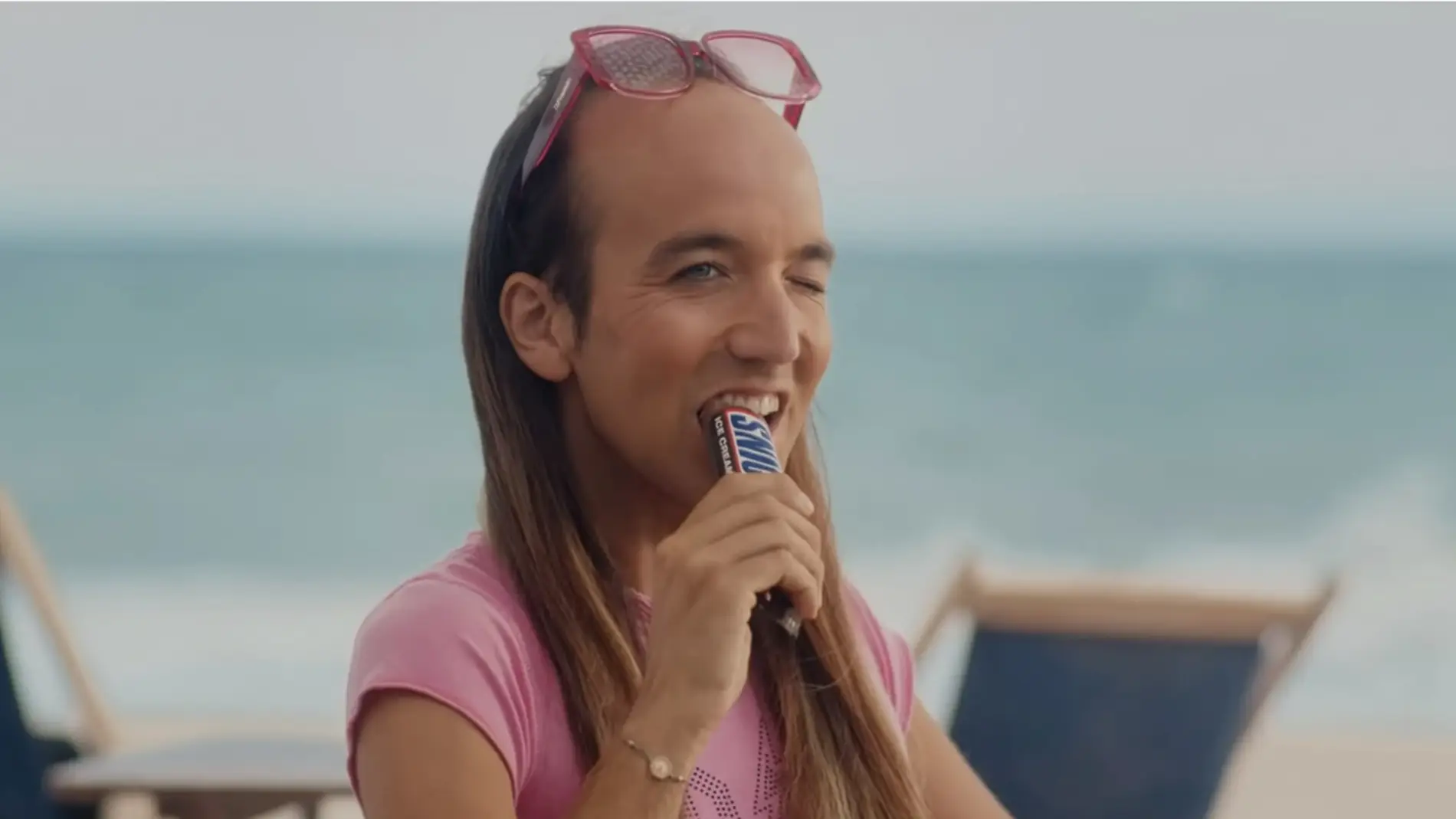 El último anuncio de Snickers recibe una oleada de críticas por "homofobia" y "plumofobia"