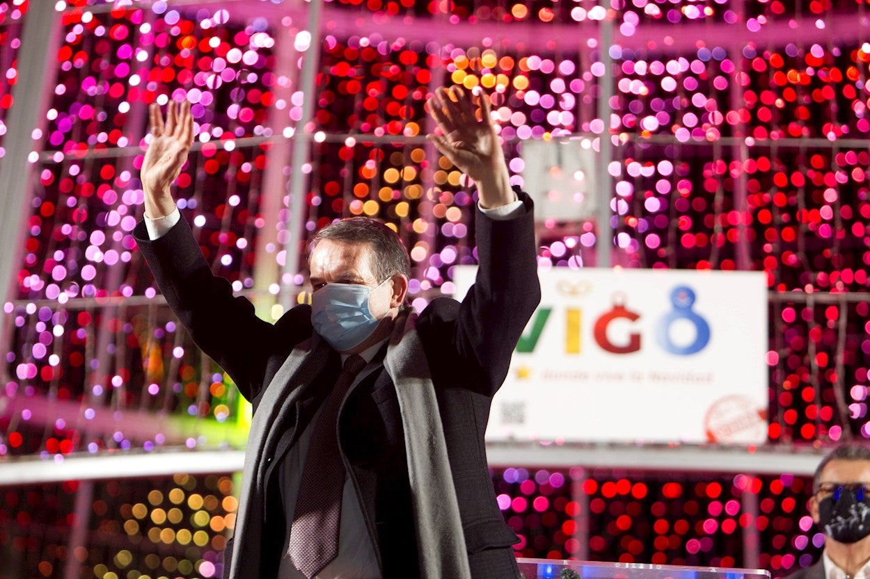 La Navidad llega a Vigo en pleno agosto con la instalación de 11 millones de luces led La Navidad llega a Vigo en pleno agosto con la instalación de 11 millones de luces led