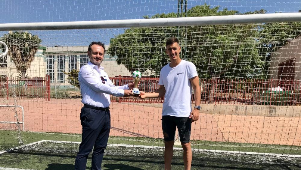 Modesto Crespo y el portero Edgar Badia.