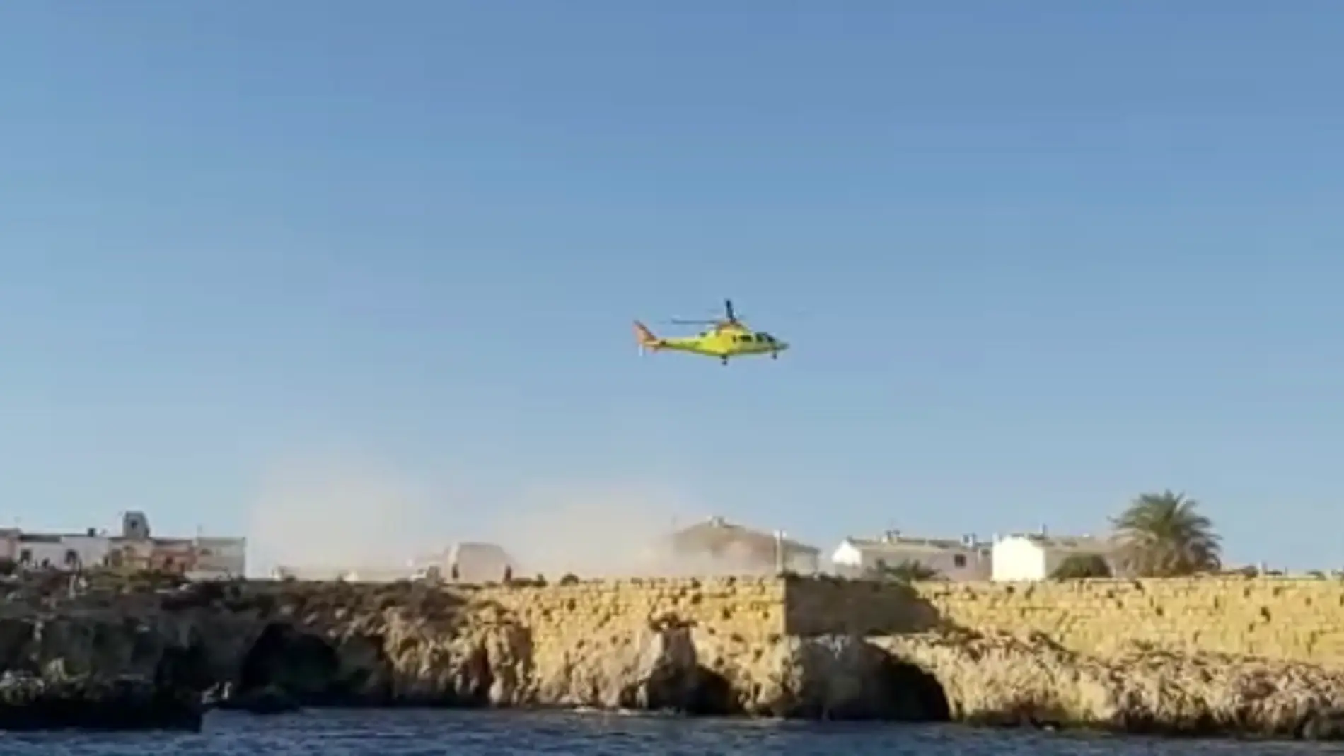 Los Bomberos acudiendo en helicóptero al rescate