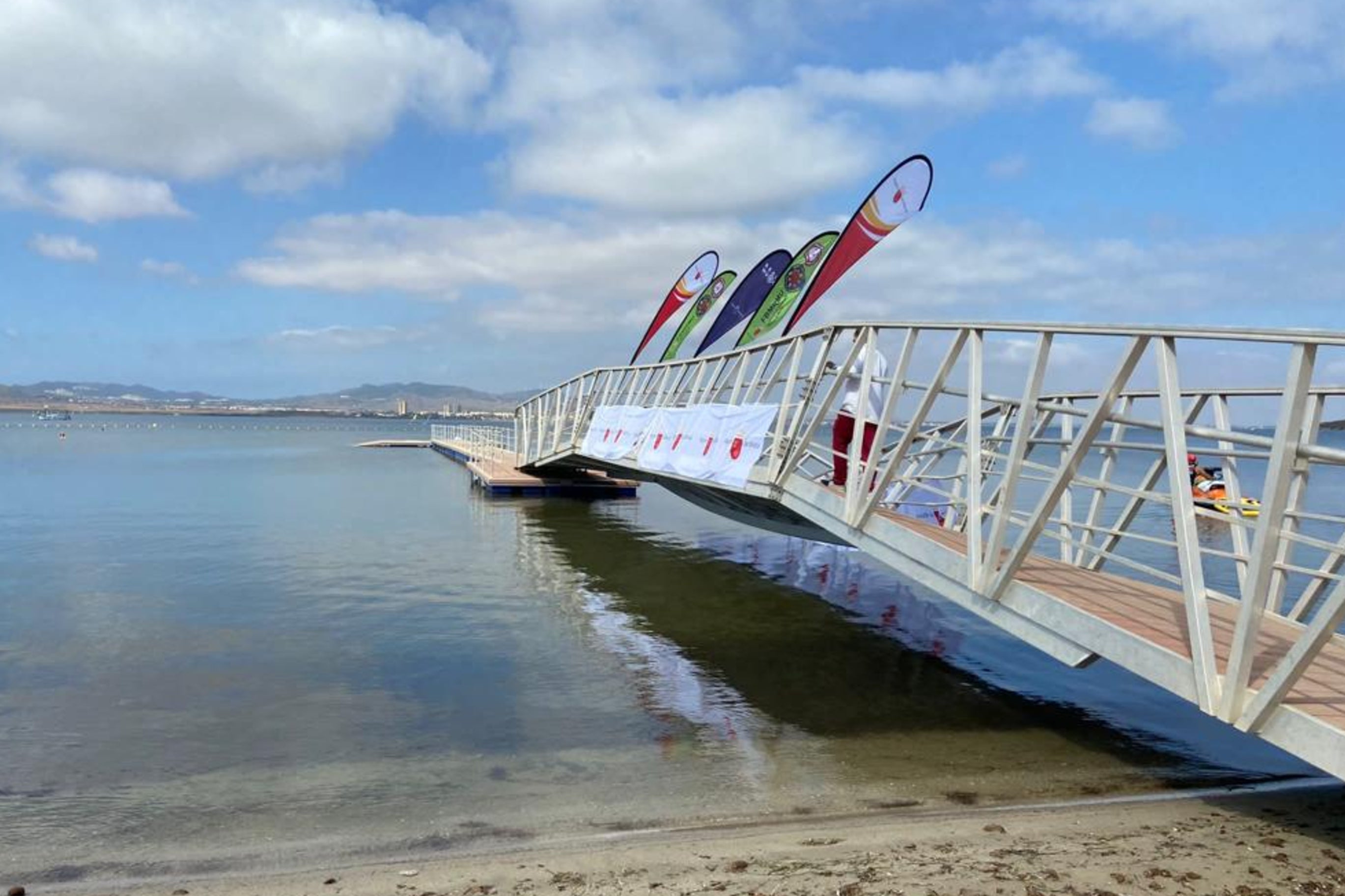 Se desploma una pasarela en La Manga por exceso de carga cuando varias personas se estaban haciendo fotos Se desploma una pasarela en La Manga por exceso de carga cuando varias personas se estaban haciendo fotos