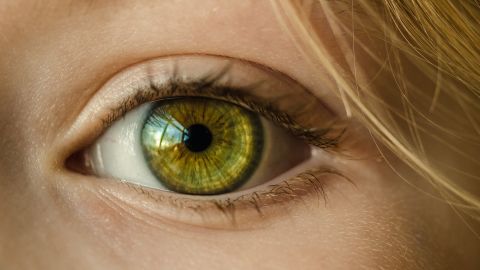Un ojo verde