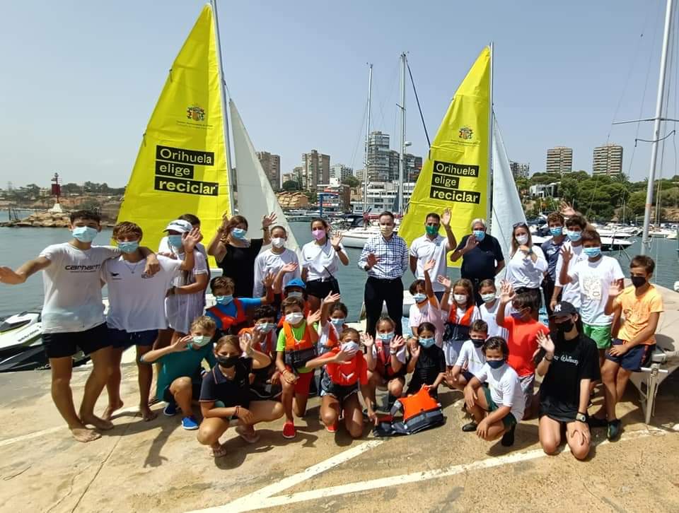 El Club Náutico Dehesa de Campoamor se suma a la campaña del Ayuntamiento ‘Orihuela Elige Reciclar’ El Club Náutico Dehesa de Campoamor se suma a la campaña del Ayuntamiento ‘Orihuela Elige Reciclar’