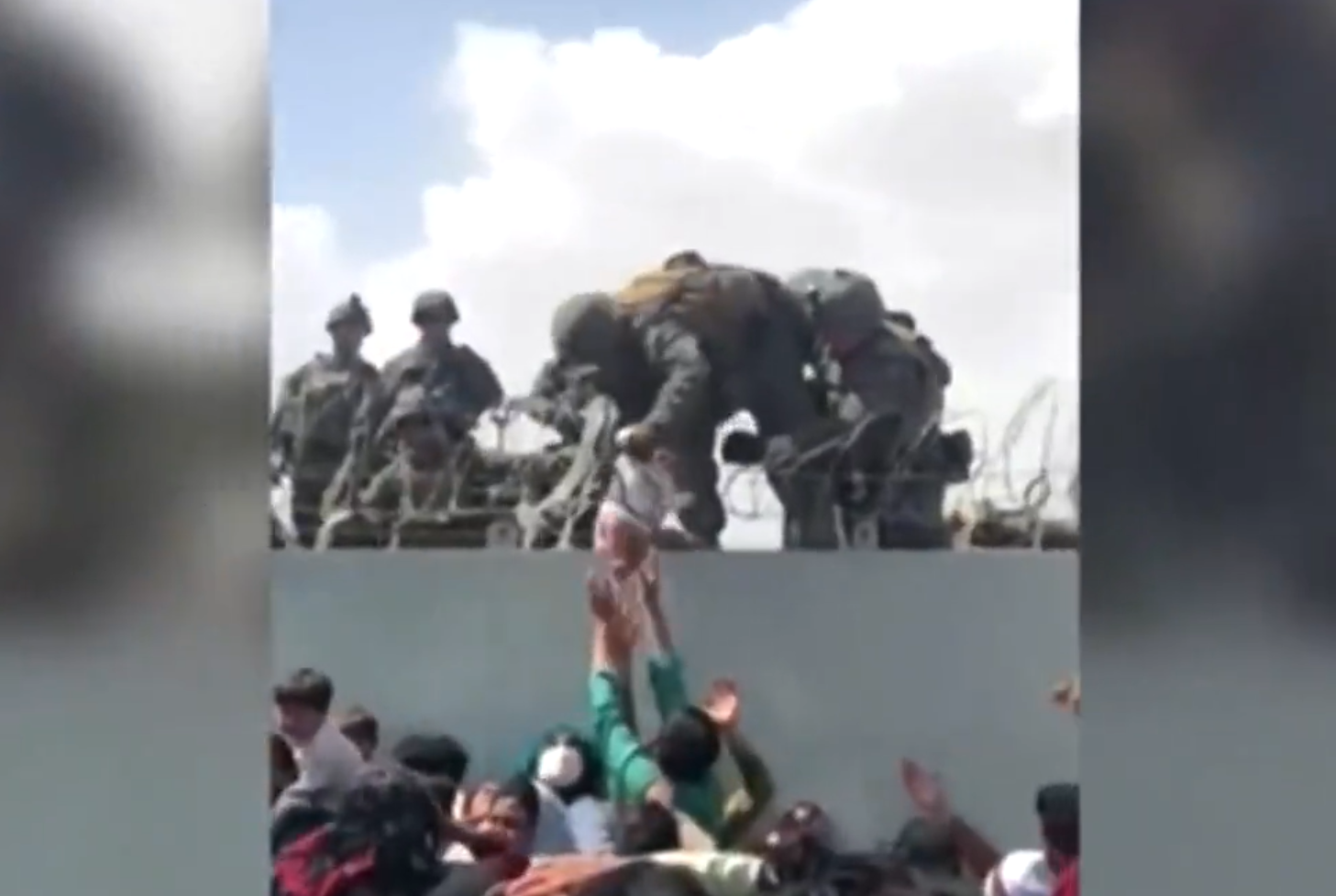 Las duras imágenes que reflejan el miedo en Afganistán: unos padres entregan a su bebé a militares para garantizar su seguridad Las duras imágenes que reflejan el miedo en Afganistán: unos padres entregan a su bebé a militares para garantizar su seguridad