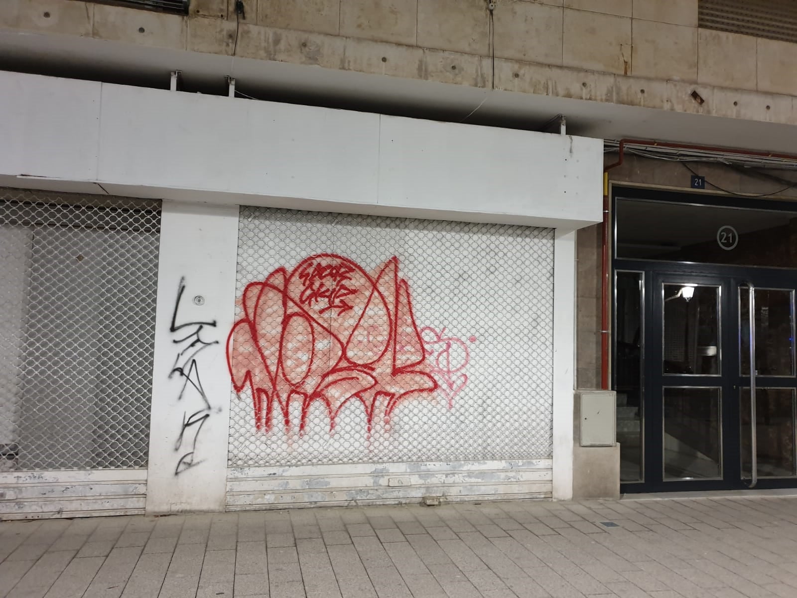 La Policía Local y el Ayuntamiento hacen un llamamiento para erradicar las pintadas en el entorno urbano La Policía Local y el Ayuntamiento hacen un llamamiento para erradicar las pintadas en el entorno urbano