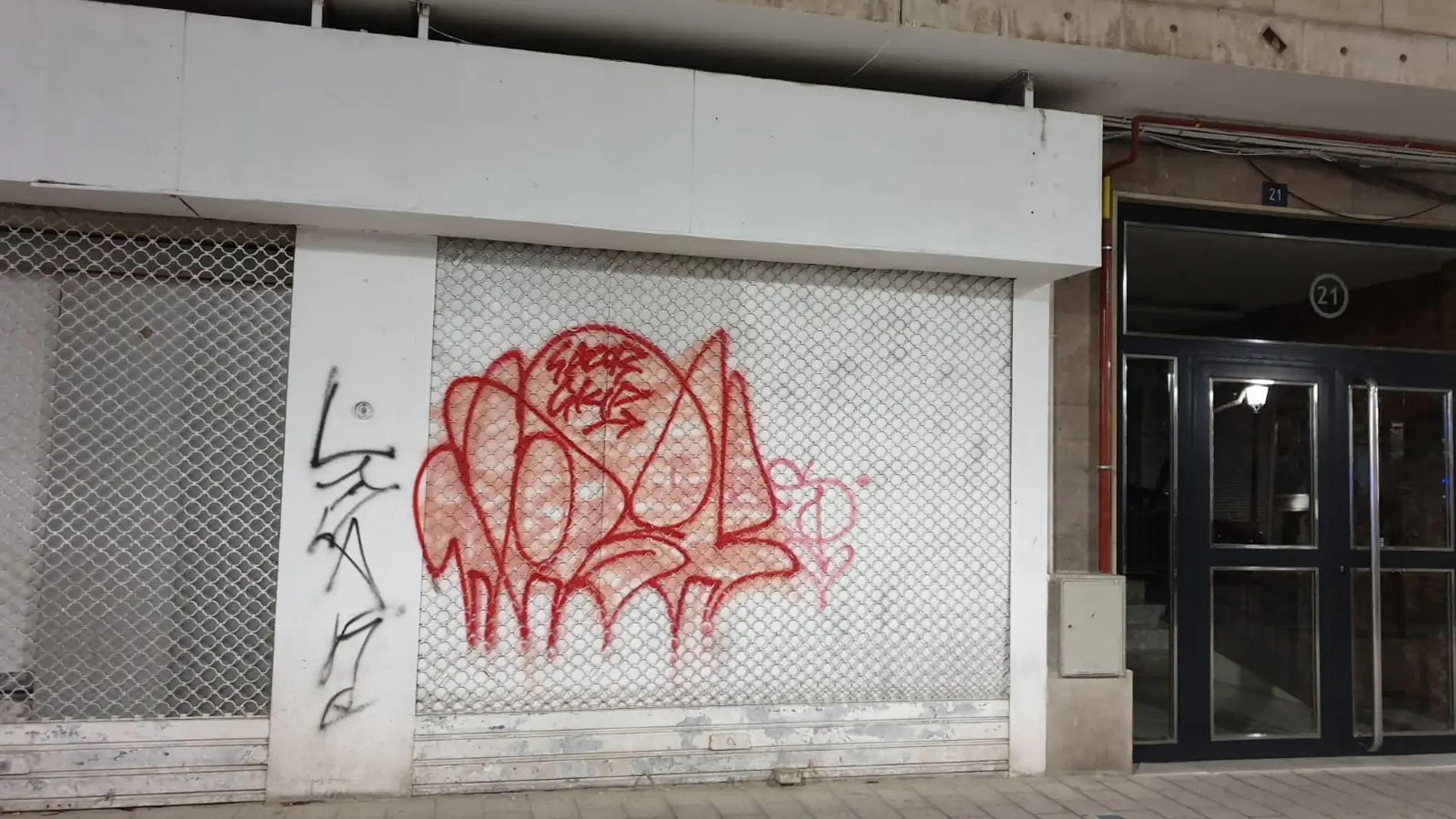 La Policía Local y el Ayuntamiento hacen un llamamiento para erradicar las pintadas en el entorno urbano