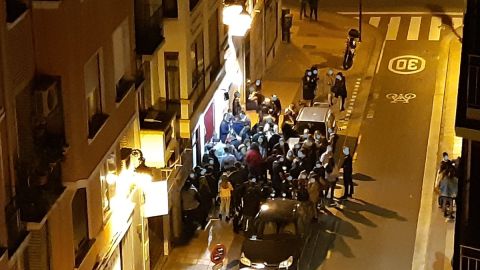 Aglomeración en una calle de Zaragoza