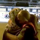 La mujer afgana evacuada y la militar española abrazándose a pie de pista