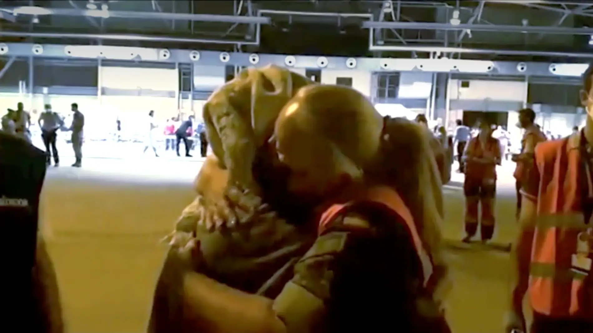 La mujer afgana evacuada y la militar española abrazándose a pie de pista