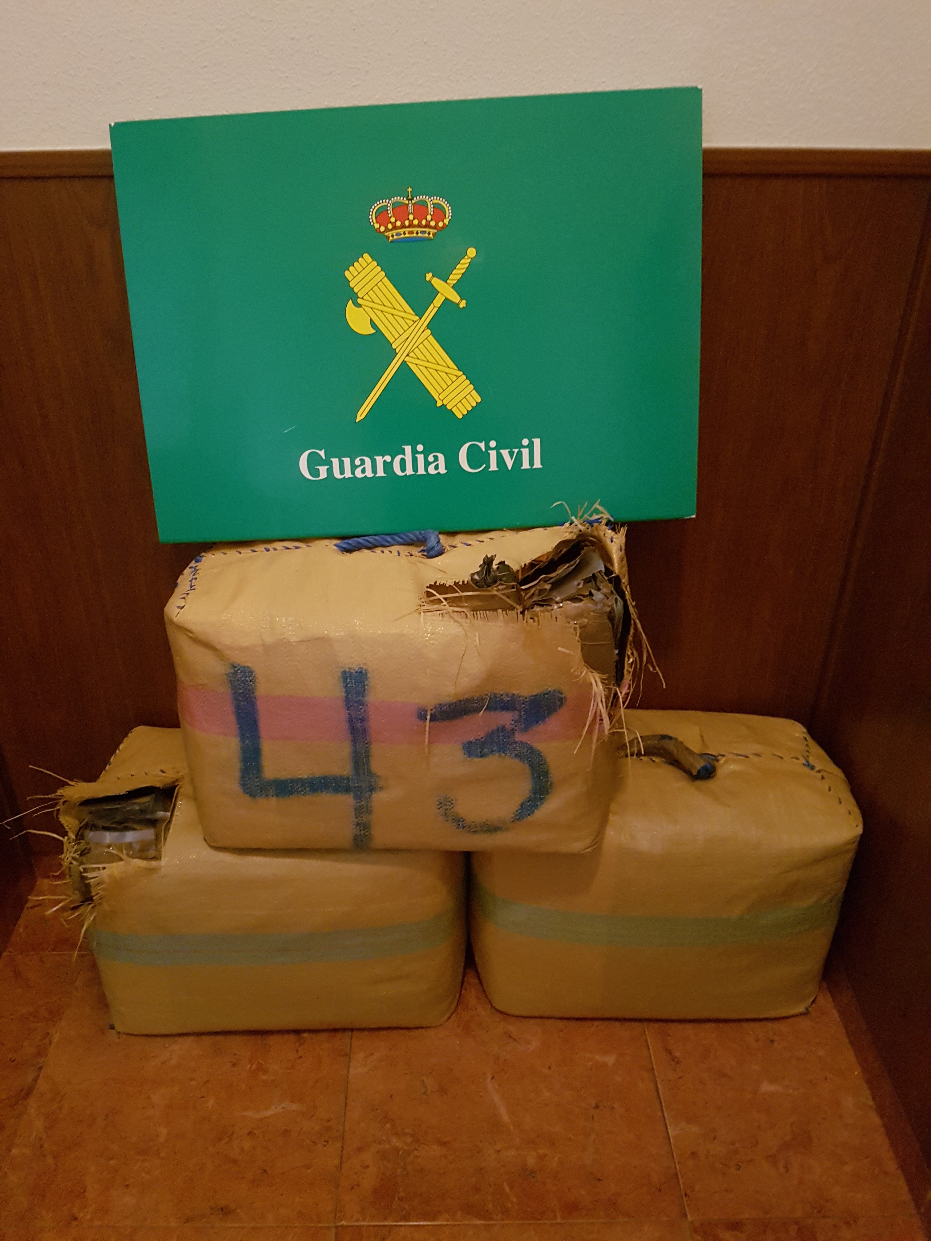 La Guardia Civil de Ciudad Real detiene a una persona en la A-4 con más de 100 kilos de hachís La Guardia Civil de Ciudad Real detiene a una persona en la A-4 con más de 100 kilos de hachís