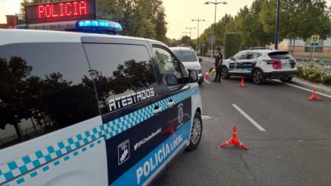Un vehículo de la Policía Local durante un control Un vehículo de la Policía Local durante un control