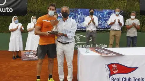 Tito Cueto-Felgueroso entrega a Enrique López el trofeo de campeón del torneo. / JOAQUÍN PAÑEDA / DIARIO EL COMERCIO Tito Cueto-Felgueroso entrega a Enrique López el trofeo de campeón del torneo. / JOAQUÍN PAÑEDA / DIARIO EL COMERCIO