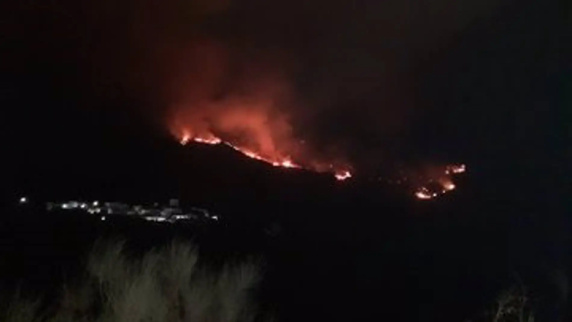 Declarado un incendio forestal en Almegíjar en el que ya trabajan medios aéreos