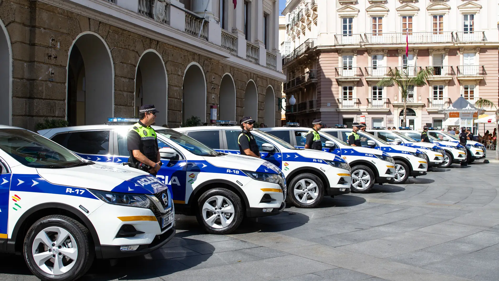 Hilera de coches policiales de la Policía de Cádiz enfrente del Ayuntamiento