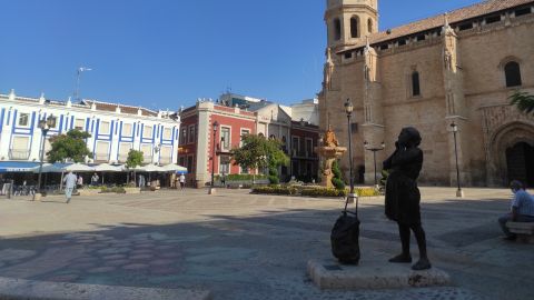 Imagen de la Plaza de Espa&ntilde;a de Valdepe&ntilde;as