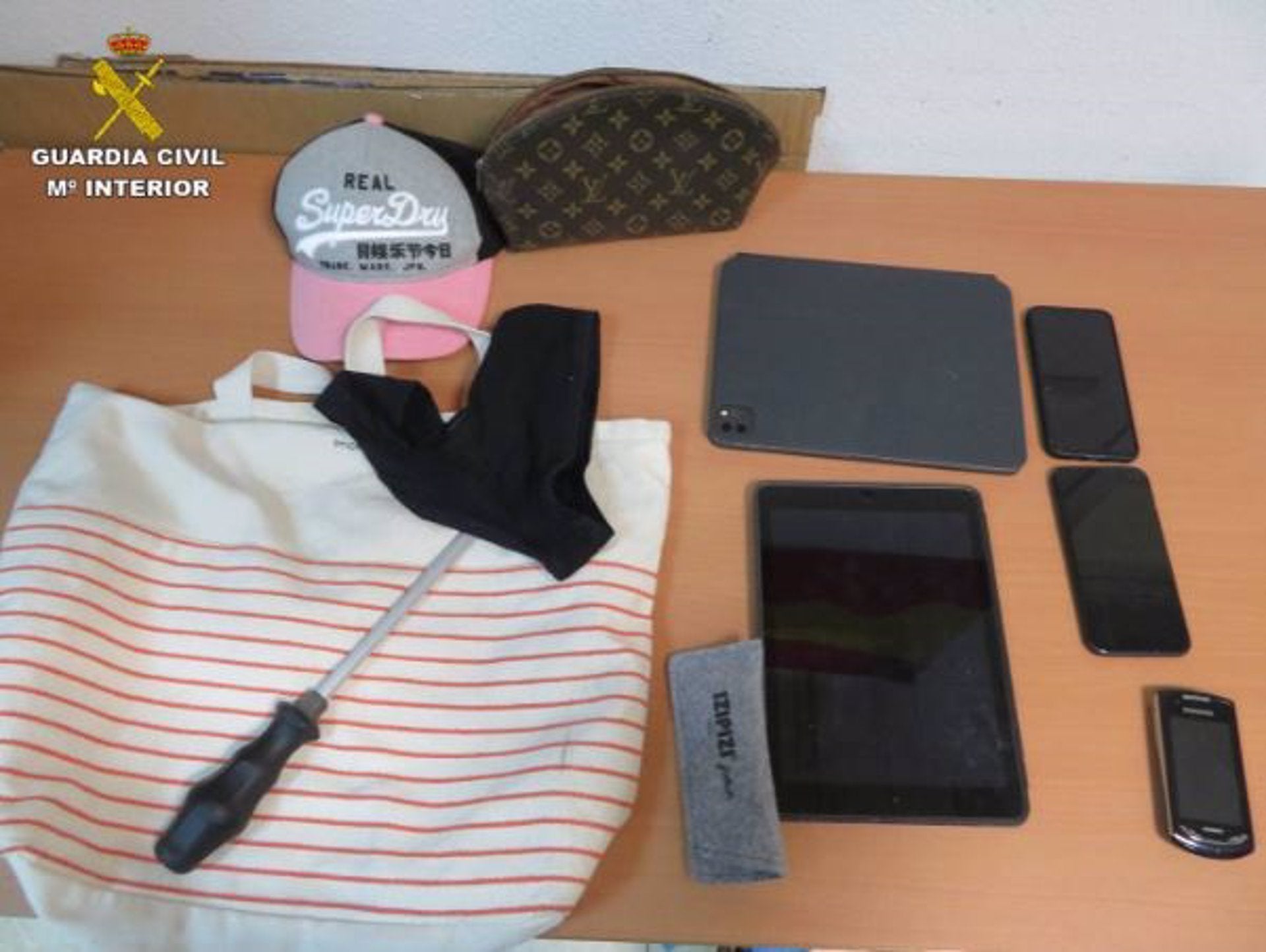 La Guardia Civil ha detenido a un hombre que robaba en viviendas del Campello, Denia y Mutxamel La Guardia Civil ha detenido a un hombre que robaba en viviendas del Campello, Denia y Mutxamel