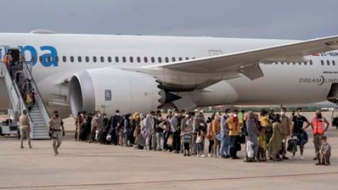 Un grupo de refugiados tras la llegada de un nuevo avión con 260 personas procedentes de Afganistán, en la base aérea de Torrejón de Ardoz