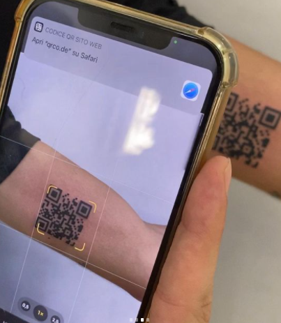 Un hombre se tatúa el código QR de su vacunación para evitar problemas en sus viajes Un hombre se tatúa el código QR de su vacunación para evitar problemas en sus viajes