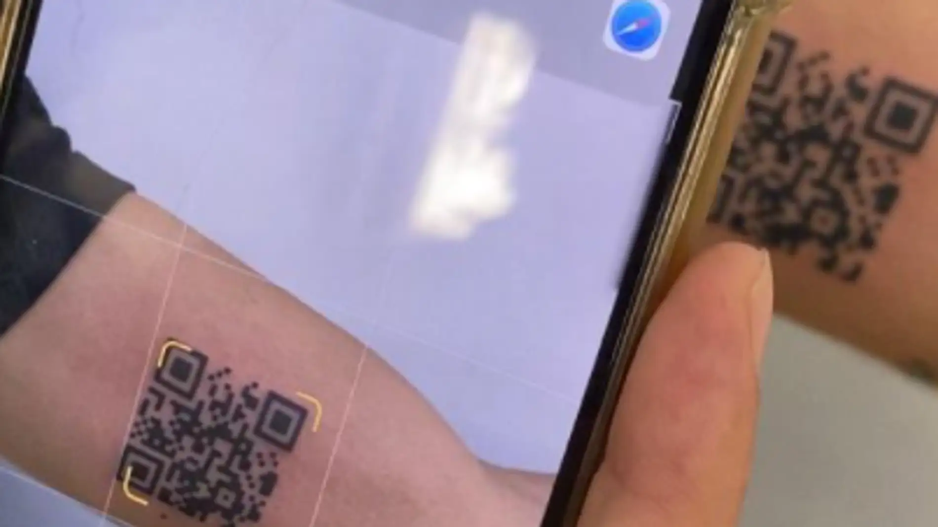 Un hombre se tatúa el código QR de su vacunación para evitar problemas en sus viajes