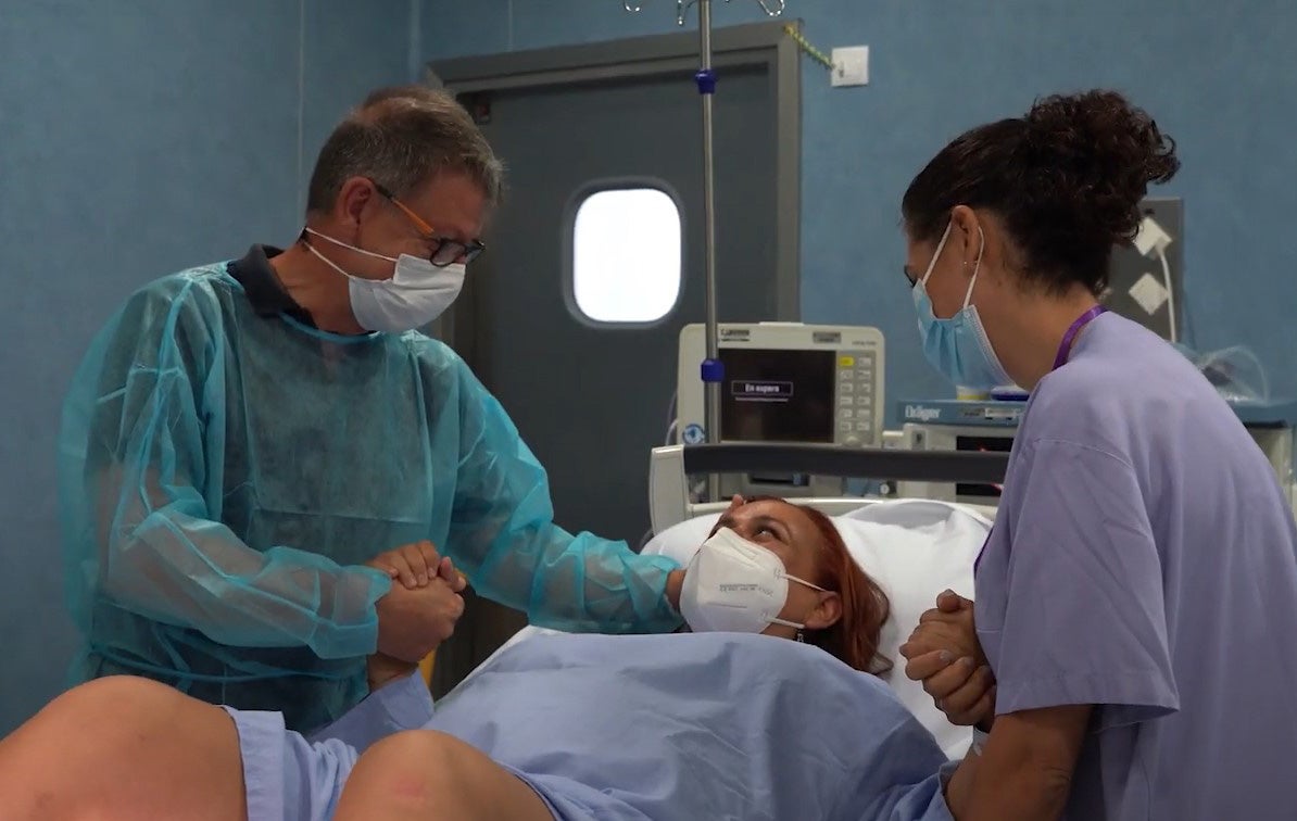 El Hospital Universitario de Torrevieja abre sus paritorios de forma virtual para las futuras mamás El Hospital Universitario de Torrevieja abre sus paritorios de forma virtual para las futuras mamás