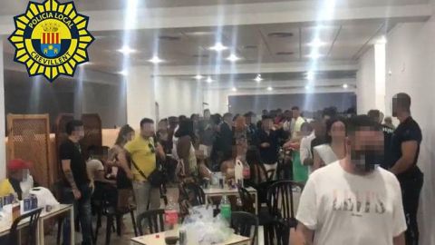 Del restaurante de Crevillent fueron desalojadas entre 100 y 10 personas. 