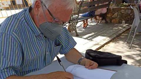 Mera firmando su libro en Berzocana