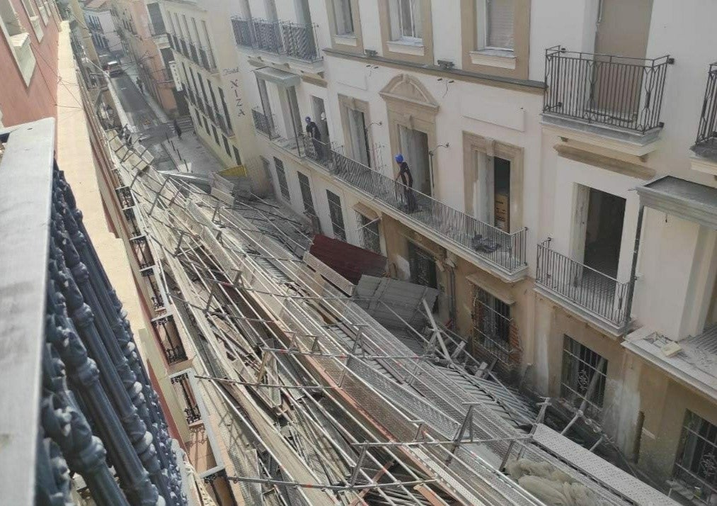 El andamio de un edificio en obras en el Casco Antiguo de Badajoz se ha derrumbado en la mañana de hoy El andamio de un edificio en obras en el Casco Antiguo de Badajoz se ha derrumbado en la mañana de hoy