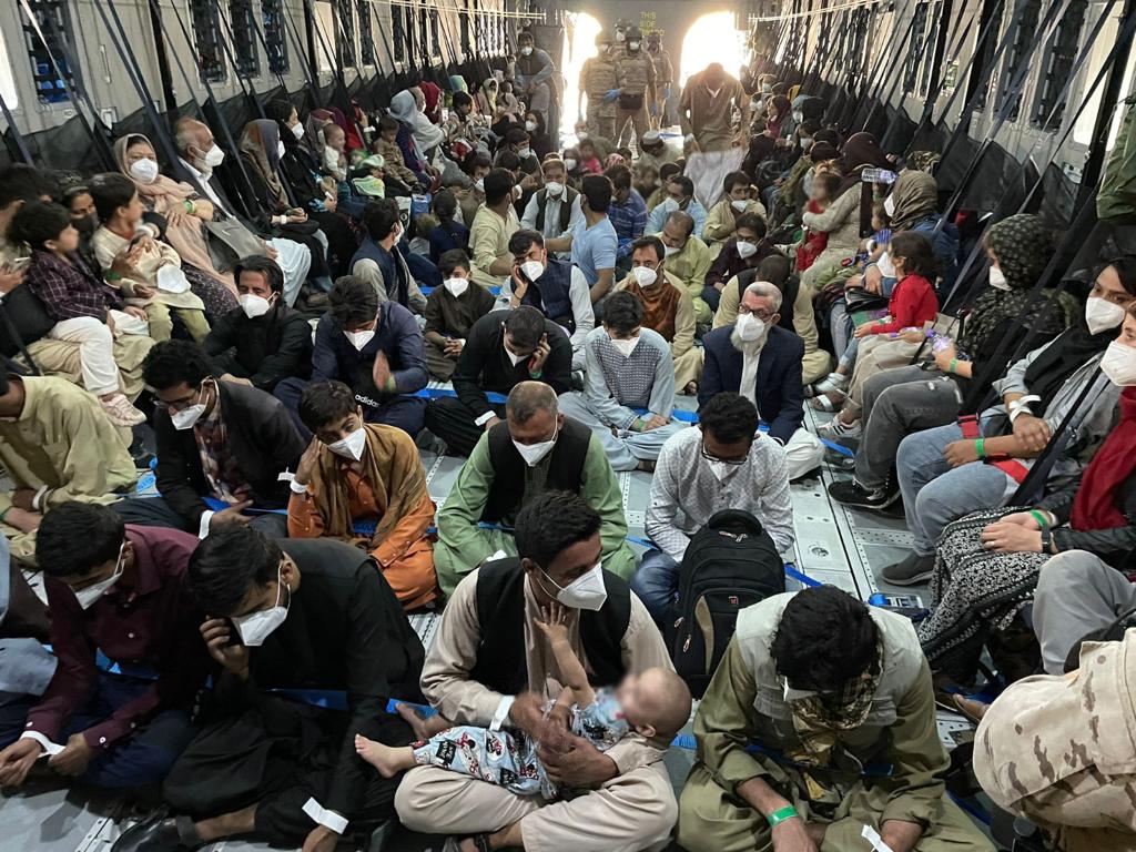 Las duras imágenes del rescate de afganos por militares españoles en el aeropuerto de Kabul Las duras imágenes del rescate de afganos por militares españoles en el aeropuerto de Kabul