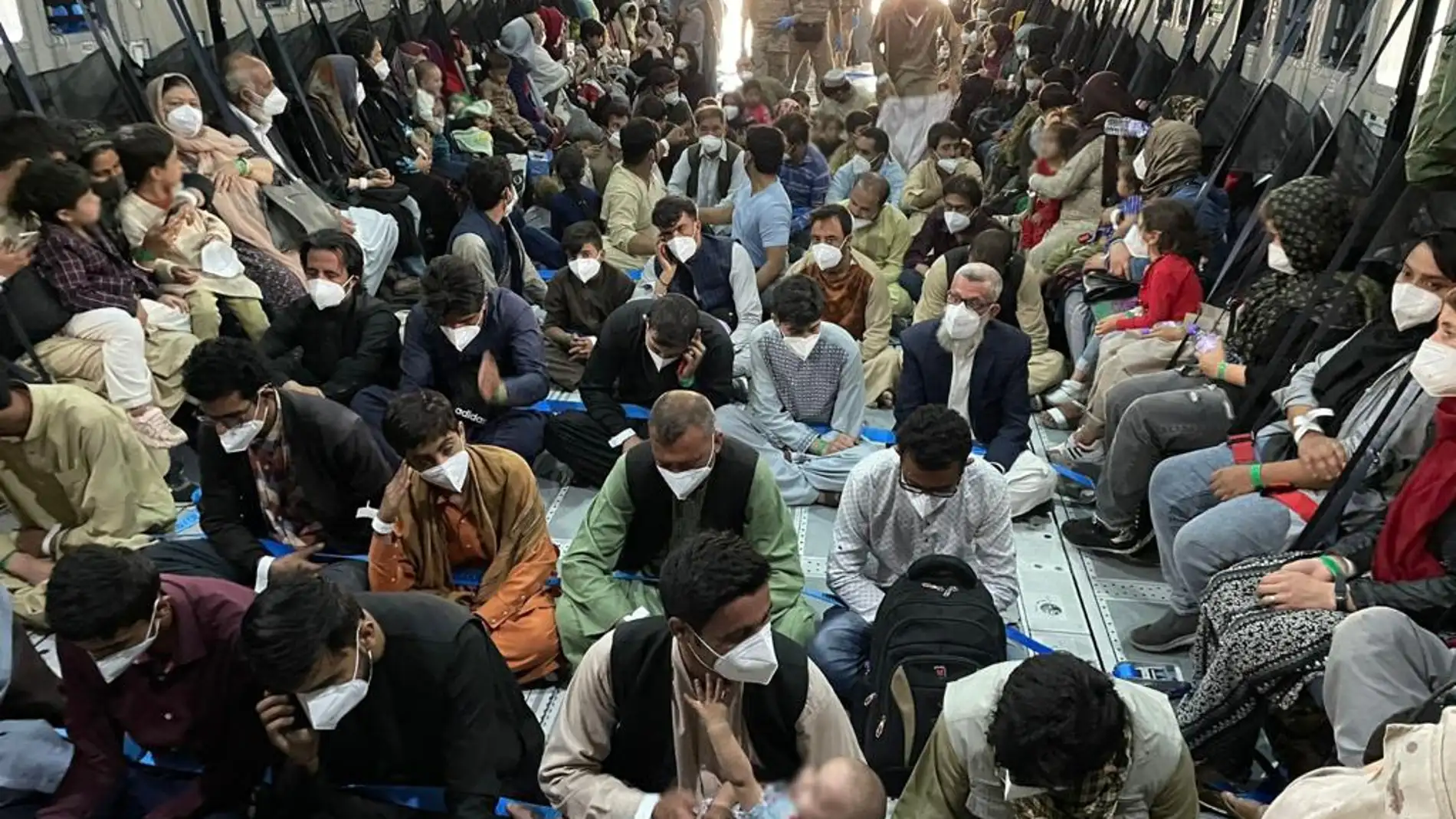 Imagen de los afganos evacuados en un A-400 desde Kabul destino Dubai