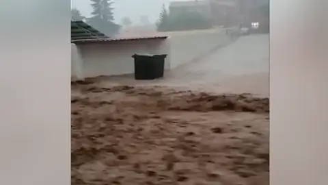 Una calle de Albarracín durante la tormenta caída ayer por la tarde Tormenta Albarracín