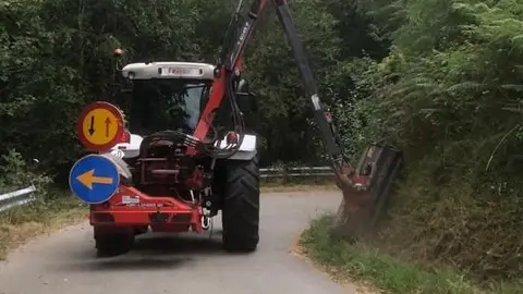 Trabajos del Plan Anual de Desbroces en caminos de Cangas del Narcea Trabajos del Plan Anual de Desbroces en caminos de Cangas del Narcea
