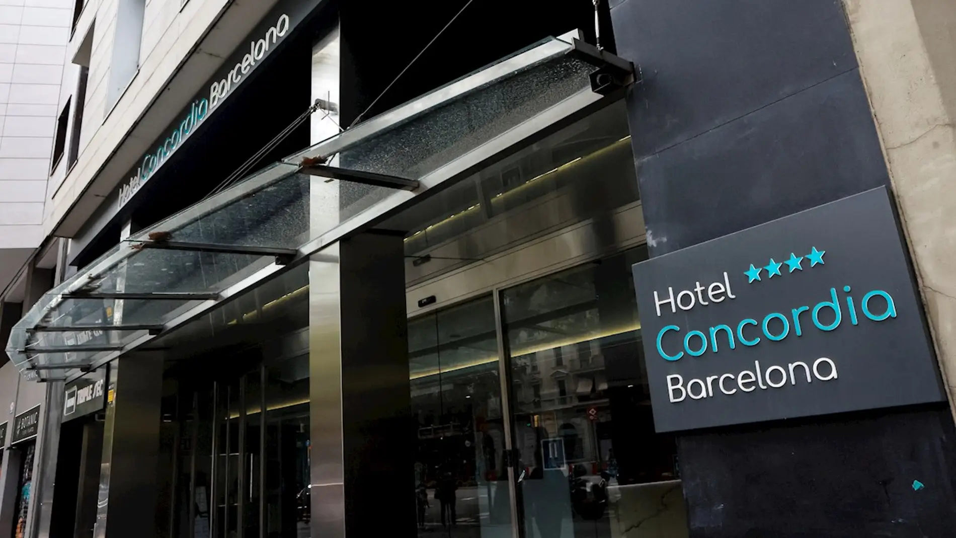 Fachada del hotel de Barcelona en el que ha aparecido el cadáver de un niño de dos años