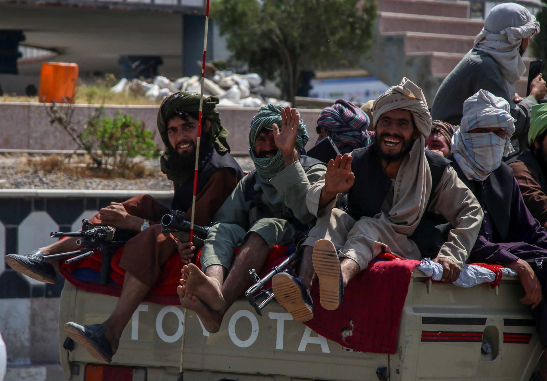 Los talibanes permitirán vuelos civiles después del 31 de agosto Los talibanes permitirán vuelos civiles después del 31 de agosto