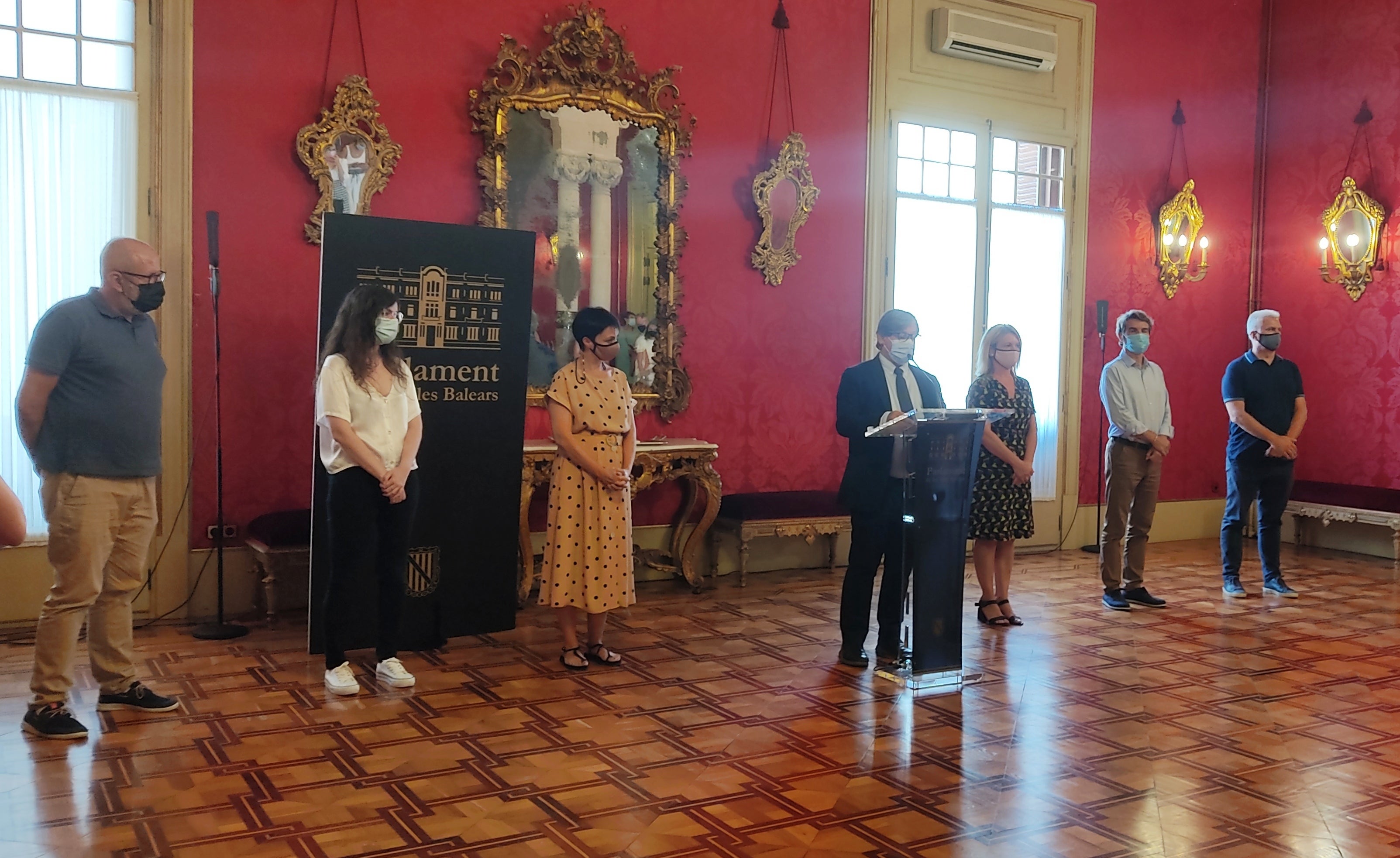 El Parlament urge a suspender las deportaciones a Afganistán, establecer corredores humanitarios y acoger a refugiados El Parlament urge a suspender las deportaciones a Afganistán, establecer corredores humanitarios y acoger a refugiados