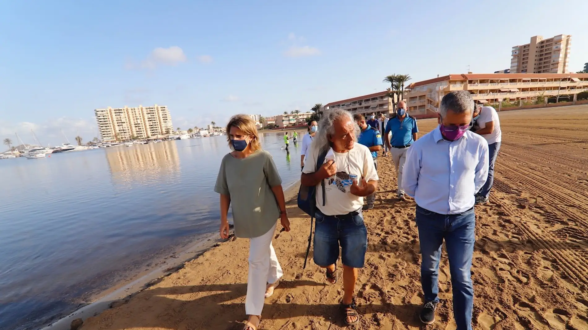 La vicepresidenta tercera del Gobierno y ministra para la Transición Ecológica y el Reto Demográfico, Teresa Ribera, ha visitado el Mar Menor para conocer el estado de la laguna