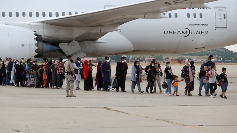 Llegada de ciudadanos afganos a Torrej&oacute;n de Ardoz en uno de los aviones puestos por el Gobierno de Espa&ntilde;a