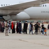 Llegada de ciudadanos afganos a Torrejón de Ardoz en uno de los aviones puestos por el Gobierno de España
