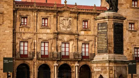 Estatua Don Pelayo Estatua Don Pelayo