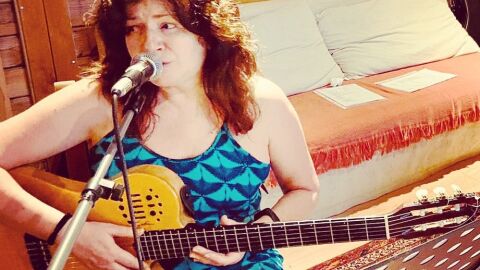 Carmen Morales, en el estudio grabando