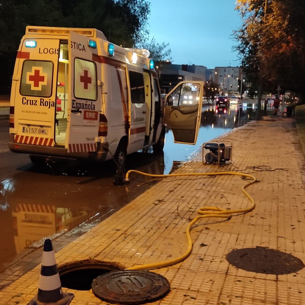 La tormenta de granizo, lluvia y viento deja en Alcázar árboles y ramas caídas y balsas de agua en la calzada La tormenta de granizo, lluvia y viento deja en Alcázar árboles y ramas caídas y balsas de agua en la calzada