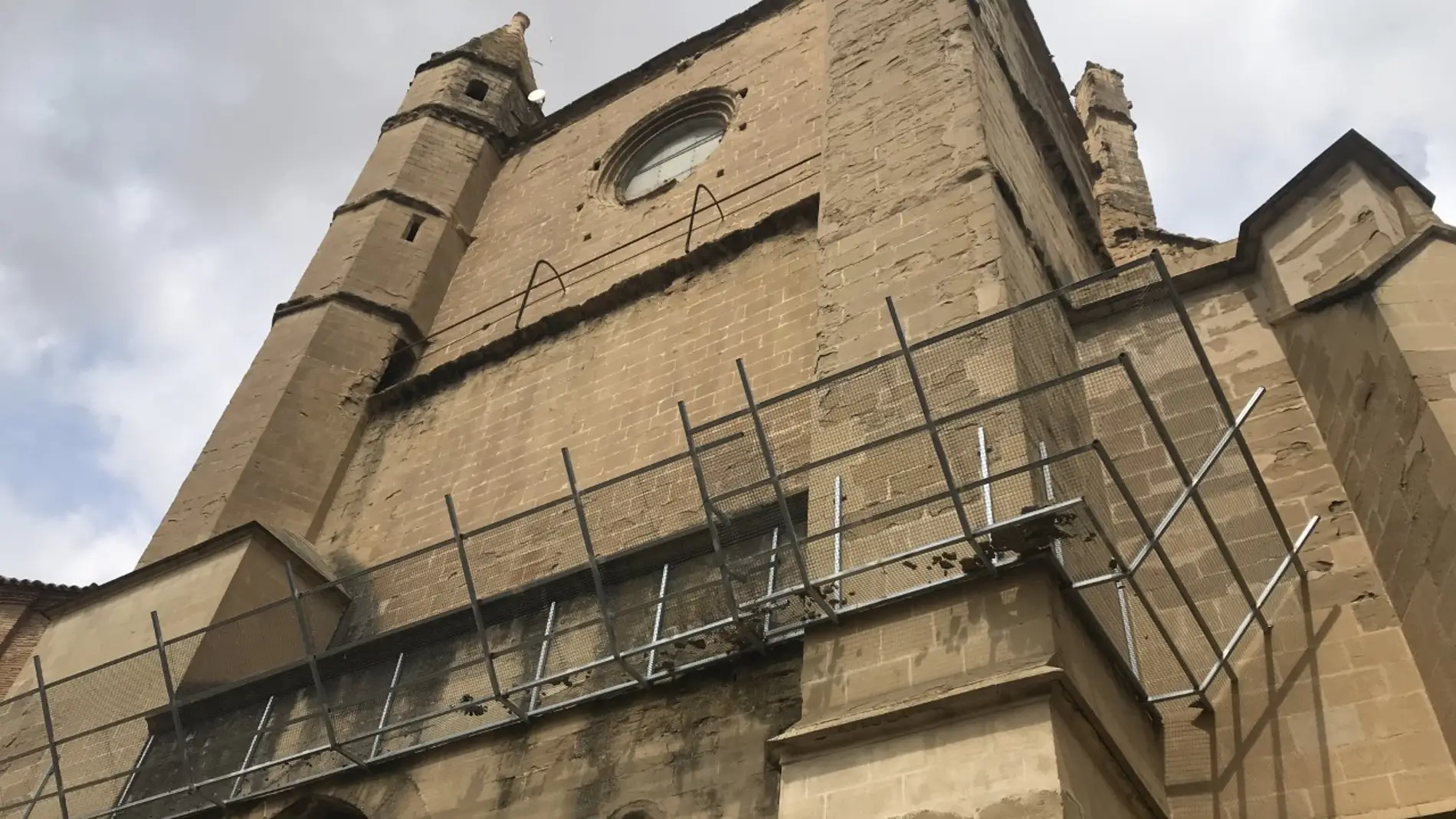 Trabajos de mantenimiento en la fachada posterior de la Catedral de Huesca